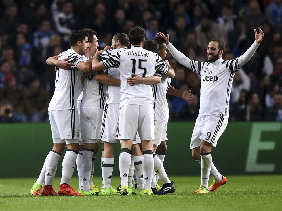 中外友人嗨玩匹克球（中外朋友畅享匹克球乐趣）