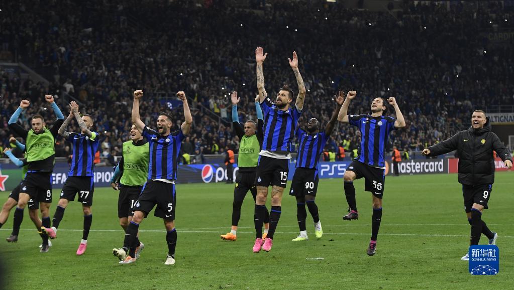 曼联英超15轮4-1胜狼队，近3轮不败，B费2射1传，助球队冲至第六，有望重返欧冠区。（英超第15轮，曼联4-1击退狼队，近三轮不败；B费2球1助助红魔升至第六，剑指欧冠区）