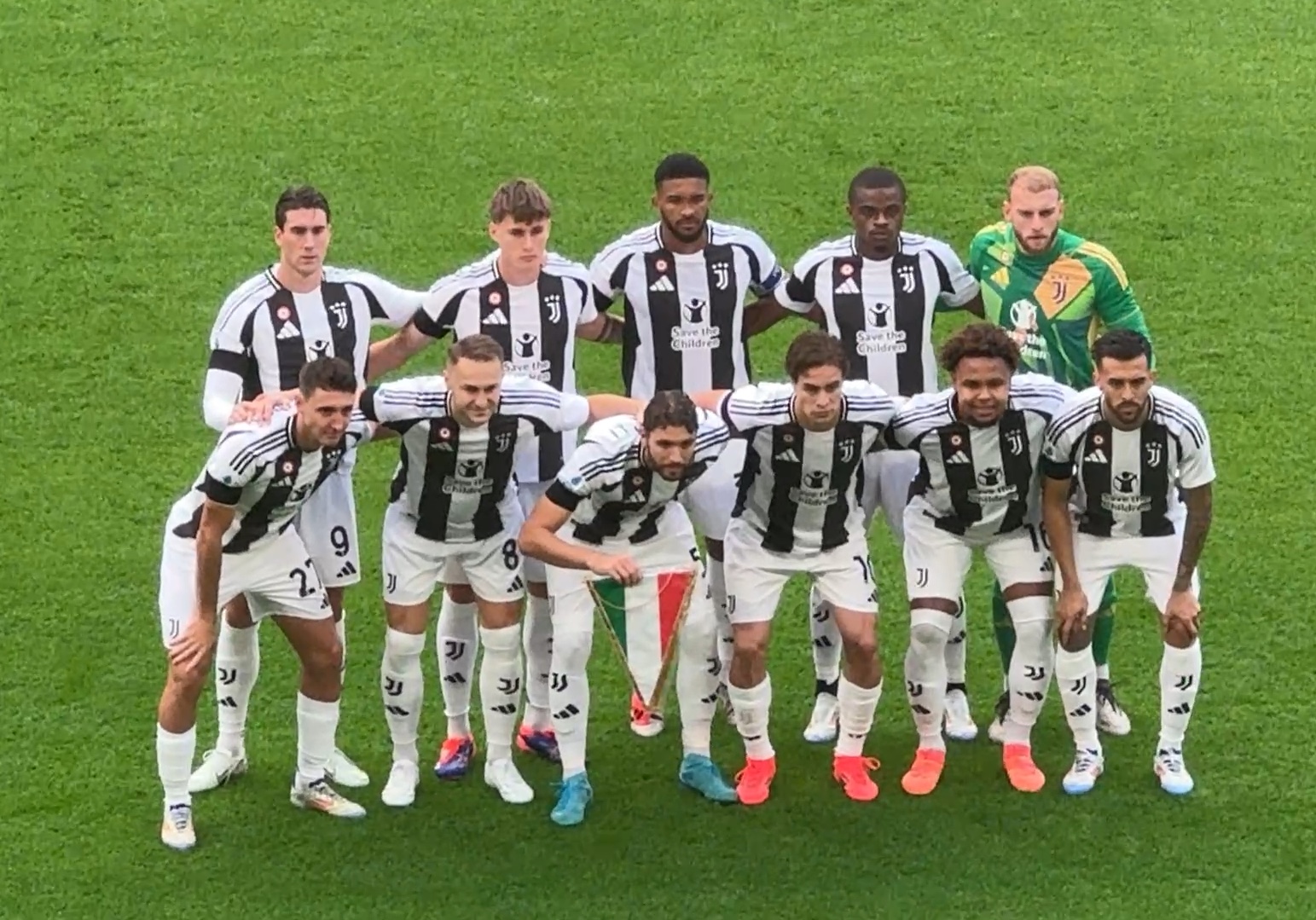 每体：莱万愿意接受降薪+替补，2026年初将和巴萨再谈（每体：莱万愿降薪并接受替补角色，2026年初将与巴萨再度磋商）