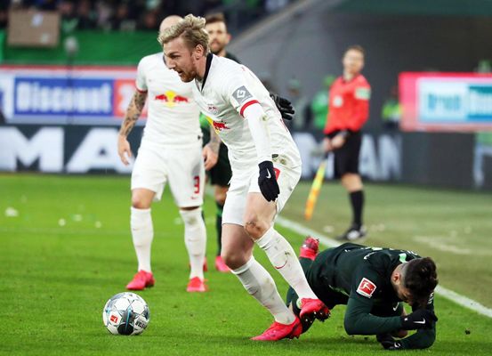 摸吉祥物女演员胸部，前塞尔塔队长马略被判赔偿1000欧（前塞尔塔队长马略因对吉祥物女演员不当接触被判赔偿1000欧元）