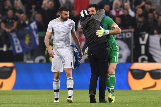 王钰栋新经纪公司：曾代理莱万、拜尔，旗下球员多在德国、瑞士踢球