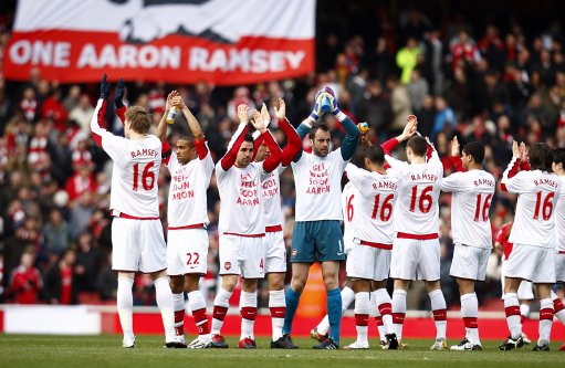 纽卡斯尔新援前锋表现不佳，转会费花销巨大，球队成绩欠佳。（重金引援未见成效：纽卡斯尔锋线新援低迷，战绩不理想）