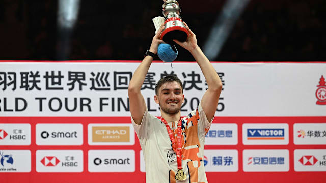 中锋低位背打技巧解析（中锋低位单打要领详解）