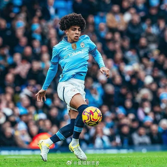 达成生涯400助里程碑，梅西赛后把球衣送给了看台上的父母（梅西达成生涯第400次助攻里程碑，赛后将球衣送上看台献给父母）