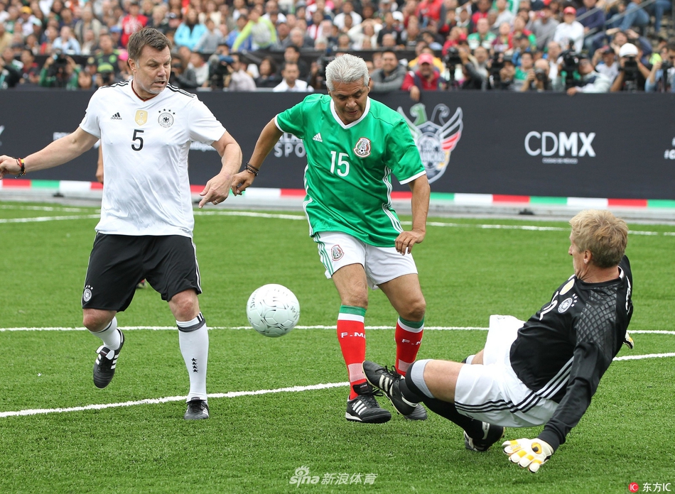 在空中直上直下：福法纳对阵巴萨个人集锦（腾空制霸：福法纳对阵巴萨高光时刻）