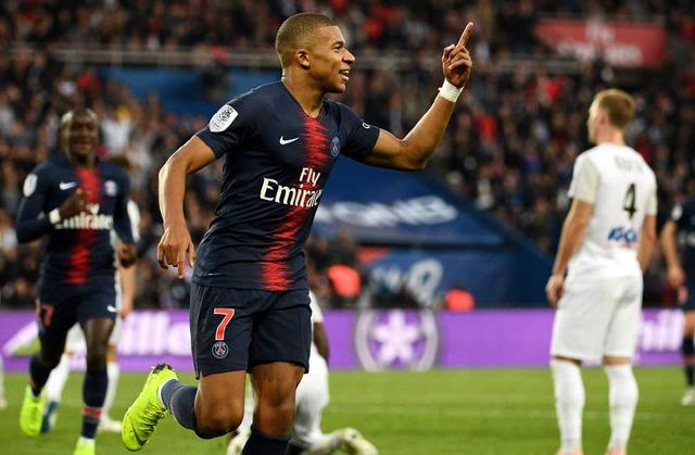 记者：谢维军在昨天的比赛中肋骨又裂了（记者：谢维军在昨日比赛中肋骨再次裂伤）